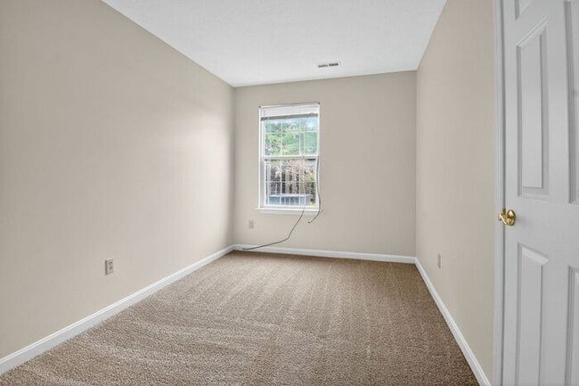 Building Photo - Pet Friendly End Unit Townhouse with Fence...