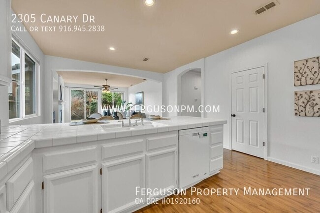 Building Photo - 2305 Canary Dr