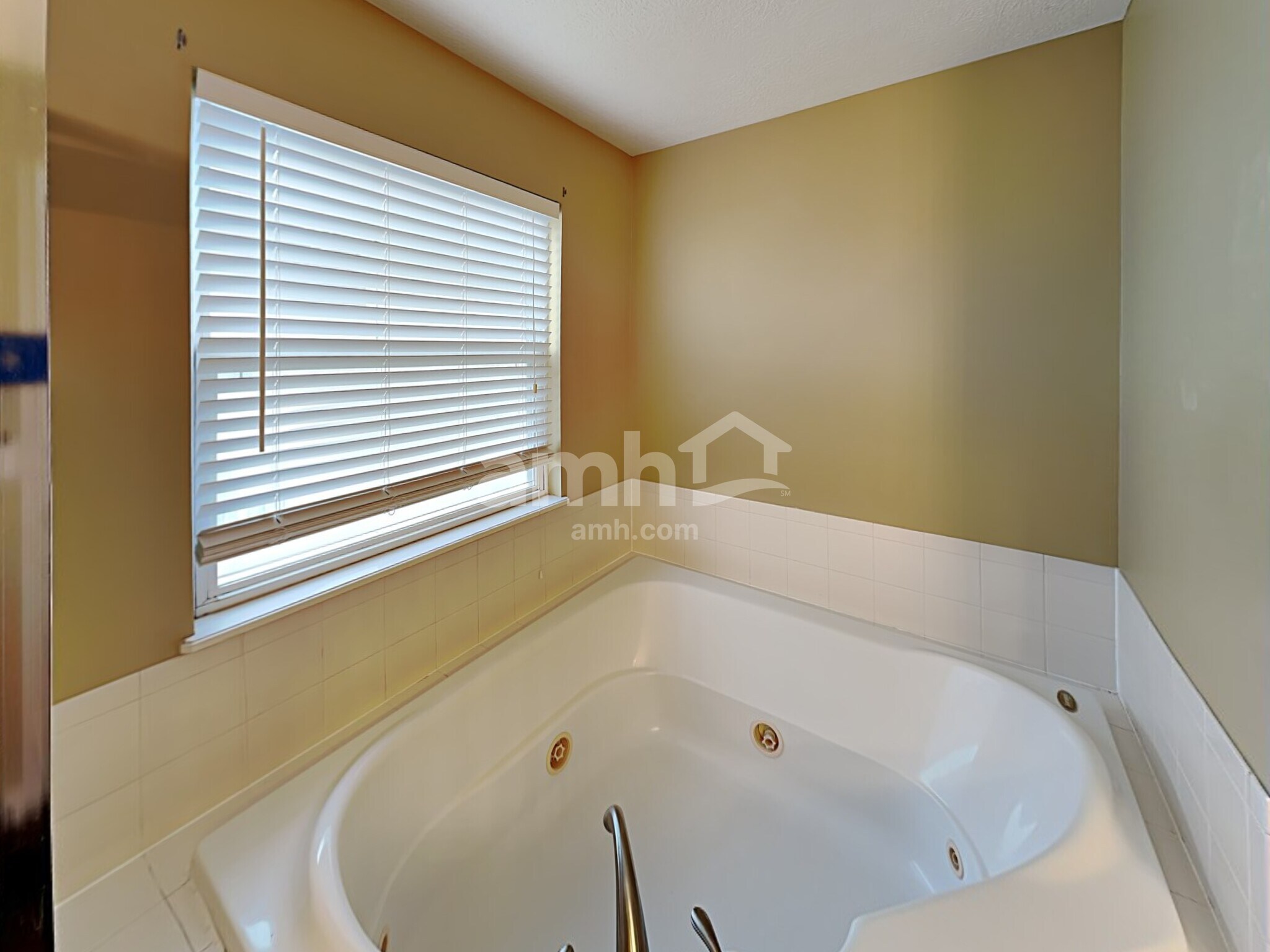 Building Photo - 203 Fox Glen Dr W