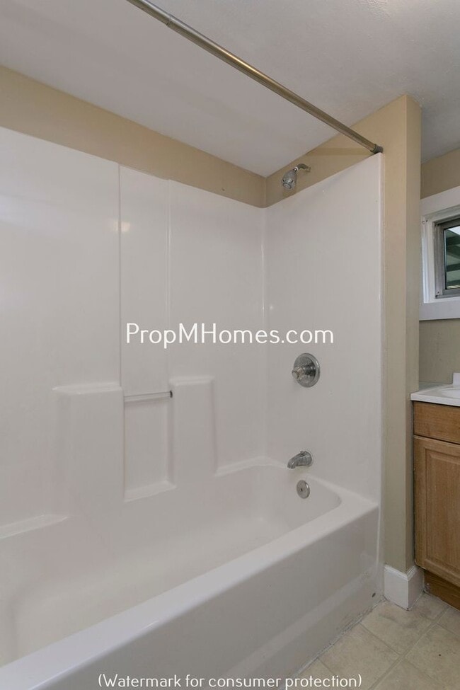 Building Photo - Charming One Bedroom Plus Office/Den In SE Portland!