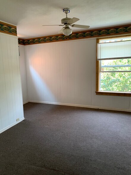 Building Photo - 800 W Broadway St