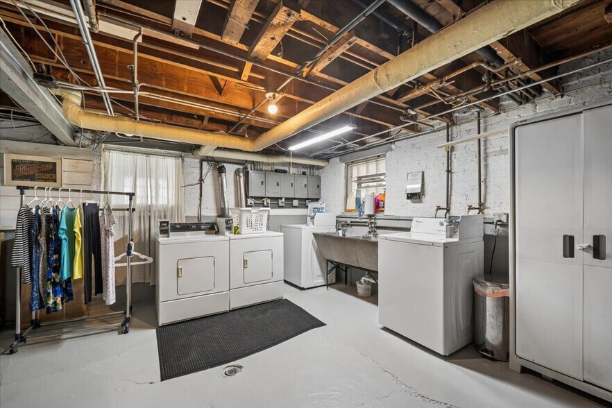 Building Photo - 6759 N Oshkosh Ave