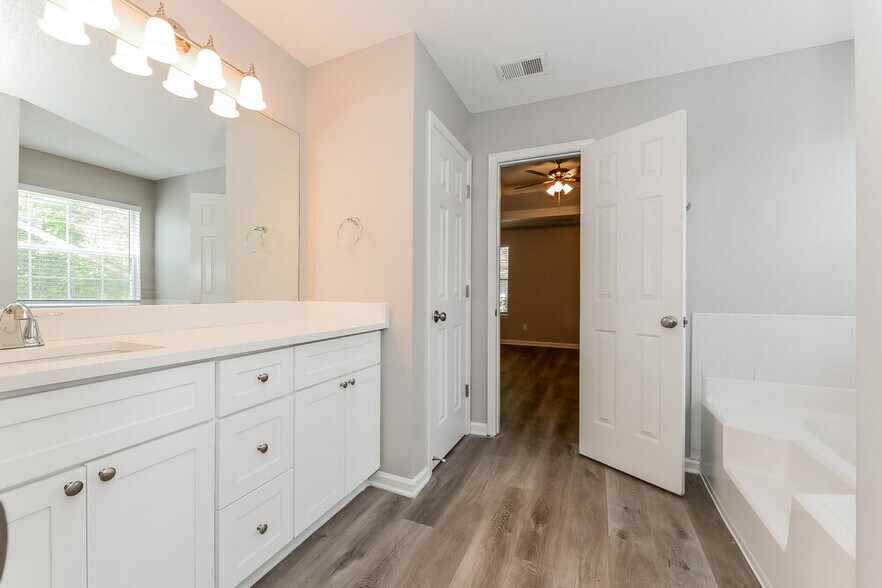 Building Photo - 2860 Highland Hill Pkwy