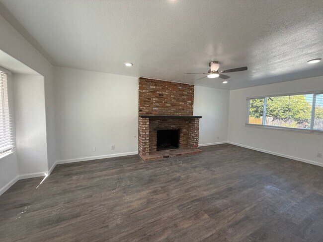 Building Photo - 4 bed, 3 bath pool home with RV access in West Simi Valley