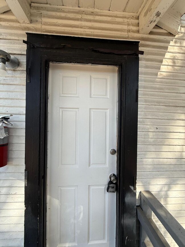 Building Photo - 140 E 5th St