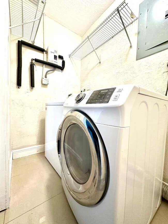 Building Photo - 525 NW 15th Terrace