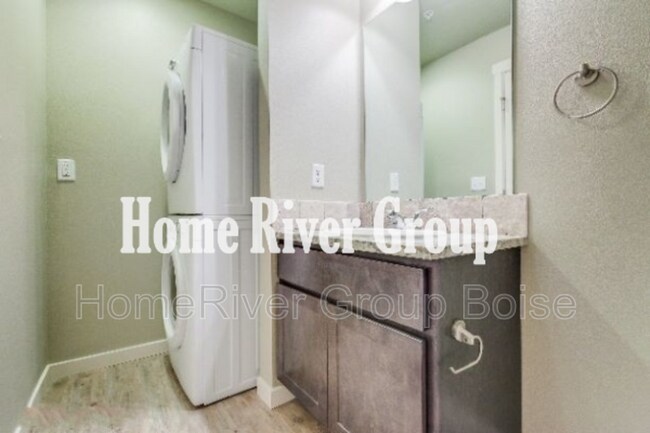 Building Photo - 928 E Wandering Ln