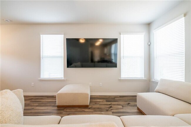 Building Photo - 4700 Blake Lp