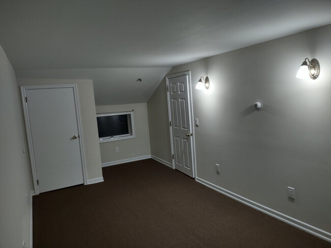 Building Photo - AVAILABLE 2BD 1.5 BTH!