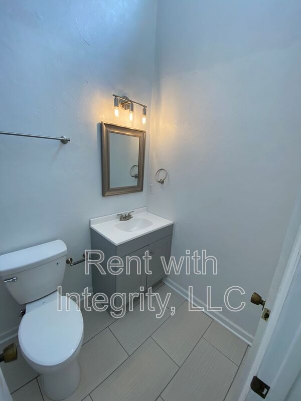 Building Photo - 1242 High Rd