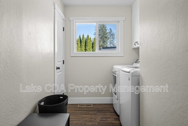 Building Photo - 3870 N Honeysuckle Dr