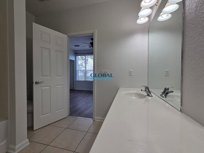 Building Photo - 3Bdrm Townhome -- Gated Community of Vista...