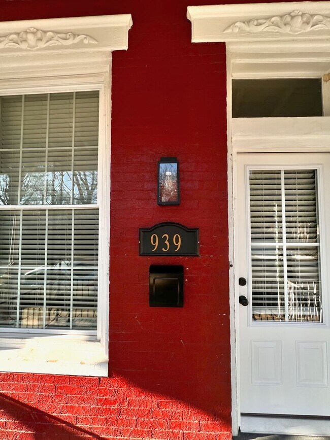 Building Photo - Modern Townhome 2bd/1ba