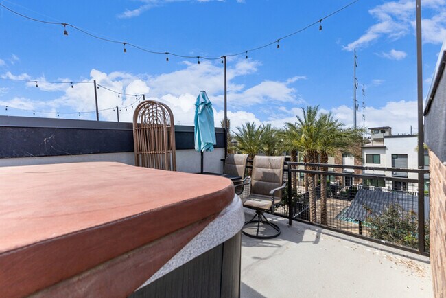 Building Photo - 164 E Lexington Ave