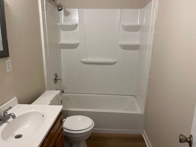 Building Photo - Cute & Comfy 2 bedroom 1 bathroom