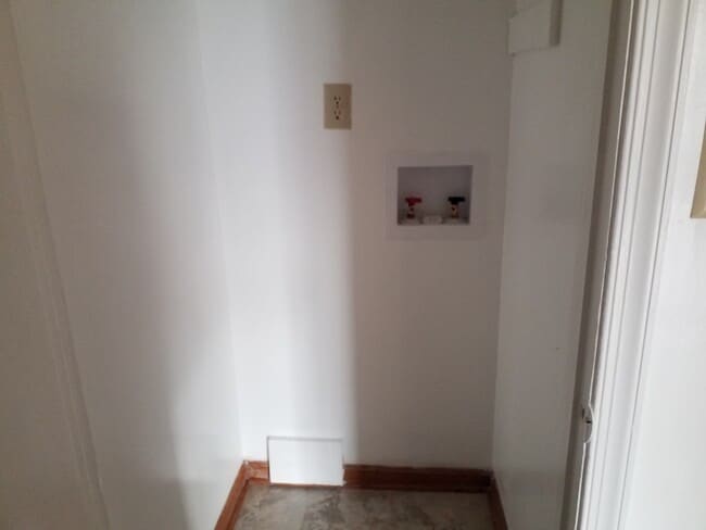 Building Photo - VISTA COURT!  2 Bedrooms/Lower Level Bonus...