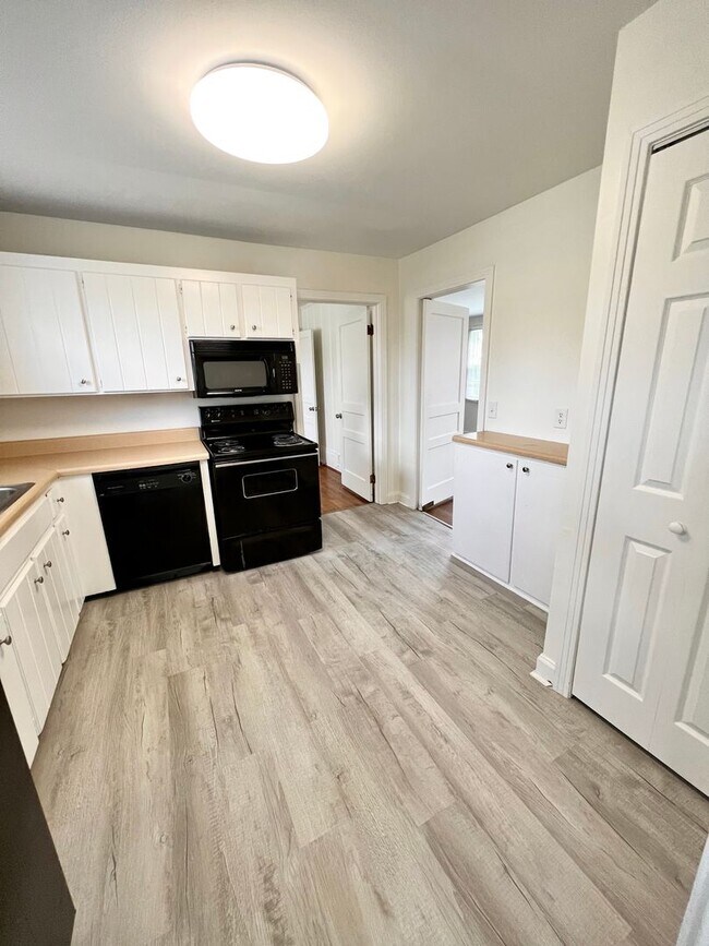 Building Photo - Madison Stunner! 3 Bed 2 Bath House W/ Fenced Back Yard