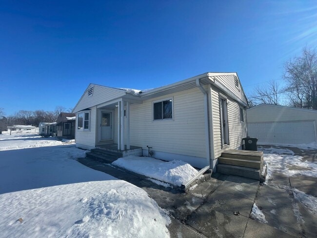 Building Photo - Spacious 2 bed, 1 bath home for rent in NE Waterloo available IMMEDIATELY .