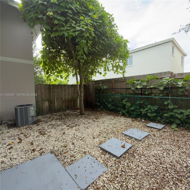 Building Photo - 1692 SE 9th Ave