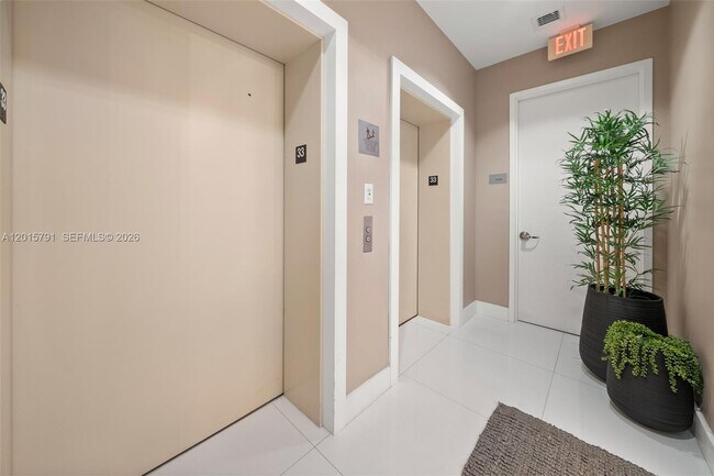 Building Photo - 15901 Collins Ave
