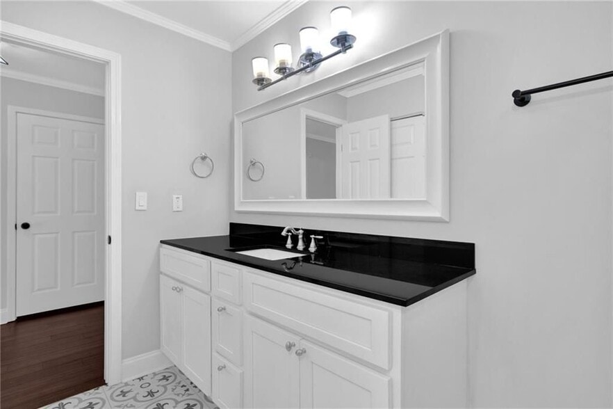 Building Photo - 1104 Pine Heights Dr NE