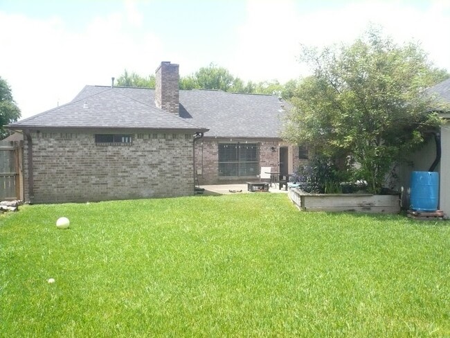 Building Photo - 2803 Green Fields Dr
