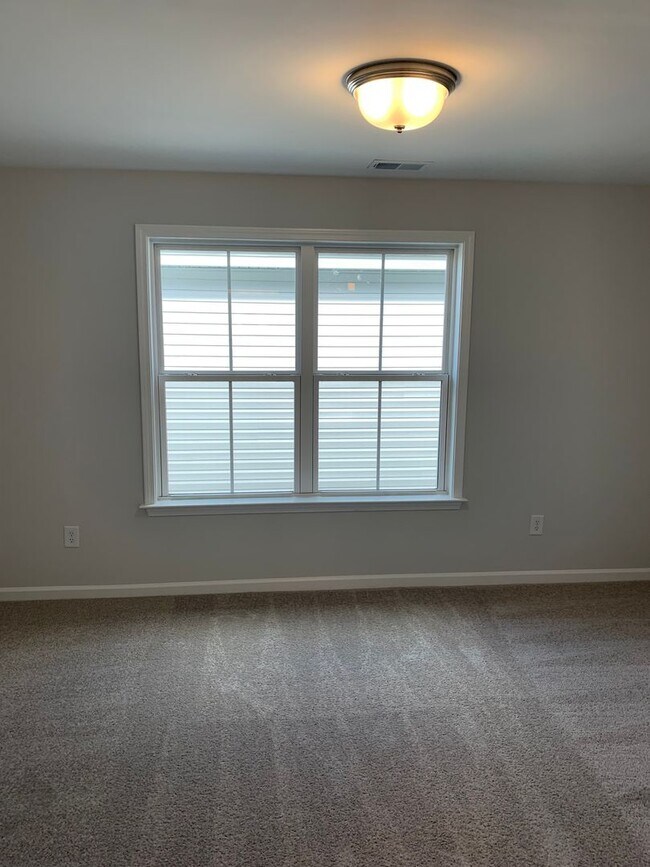 Building Photo - Modern Living in Windsor Hill