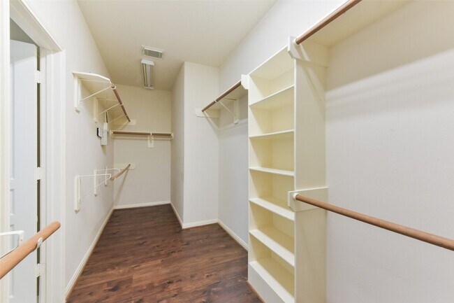 Building Photo - 18111 Blues Point Dr