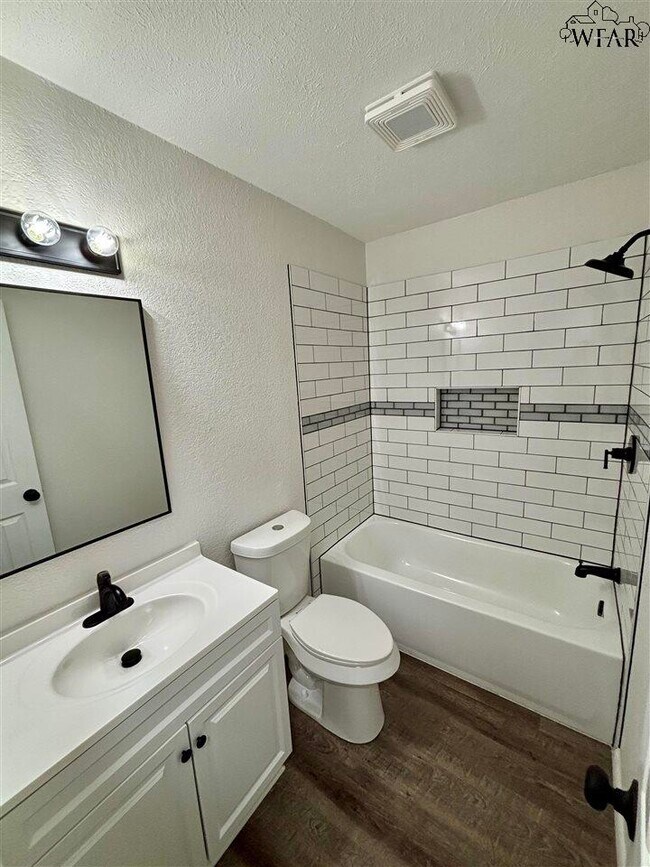Building Photo - 5133 Lakefront Dr