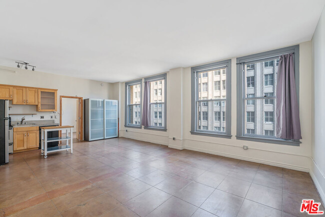 Building Photo - 215 W 7th St