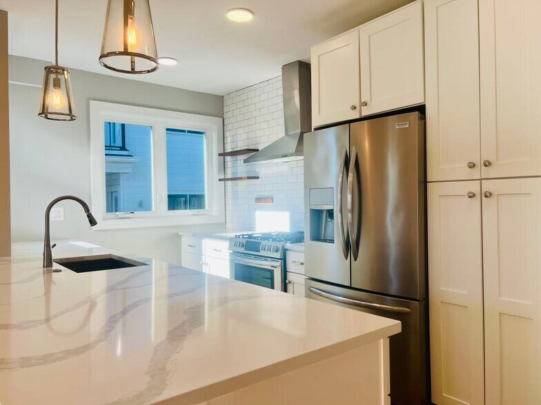 Building Photo - 19 Plymouth St