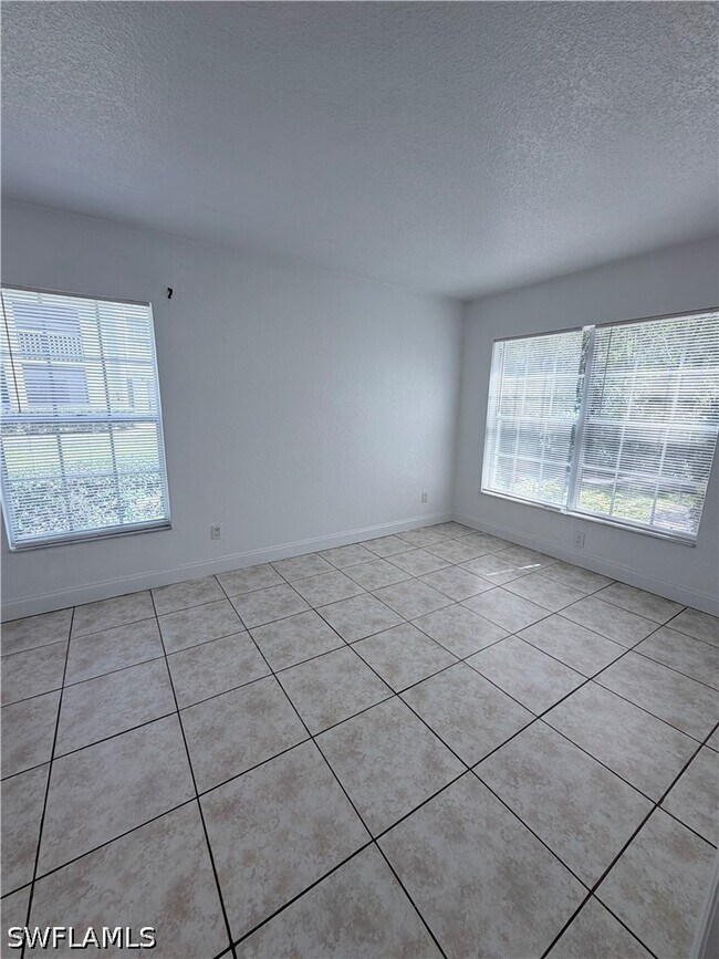 Building Photo - 190 Santa Clara Dr