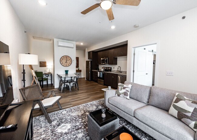 Building Photo - 1 bed, 1 bath Top Floor near Garden of the Gods
