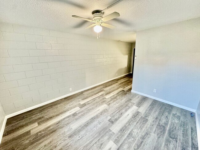 Building Photo - Remodeled 1bd/1bth Apartment on Ground Flo...