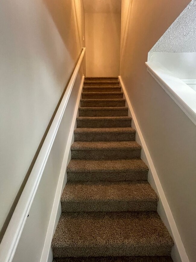 Building Photo - Must see this beautiful 3 bedroom 2.5 bath...