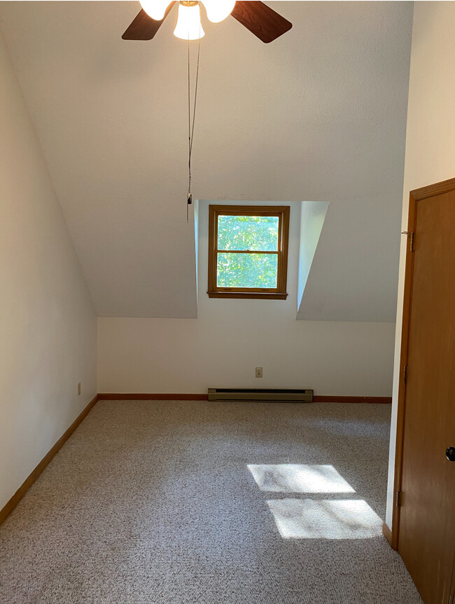 Spacious secondary bedroom (includes large closet) - 267 Whitewater Overlook