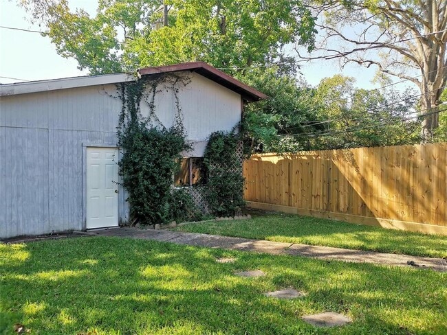 Building Photo - 5405 Huisache St