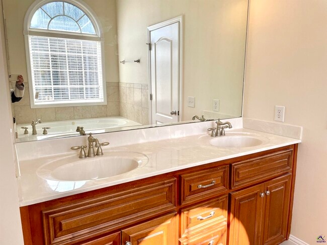 Building Photo - 300 Pembroke Pointe