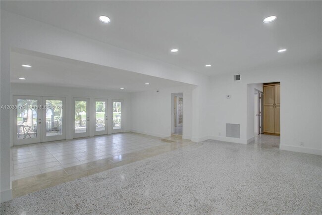 Building Photo - 616 SW 11th Ct