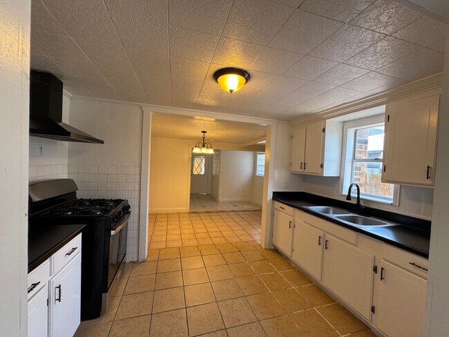 Building Photo - 610 Fenfield Ave