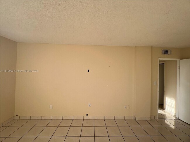 Building Photo - 8887 Fontainebleau Blvd