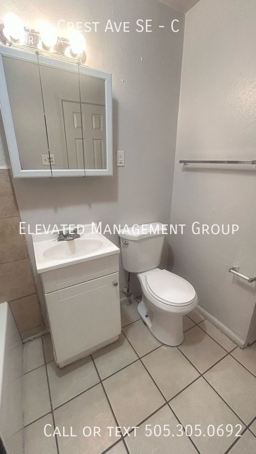 Building Photo - 2 bedroom, IMMEDIATE move in!