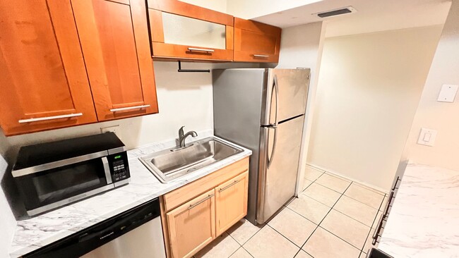 Building Photo - 1/1 Ready for Move In! Heart of Orlando Gated Community with Amenities!