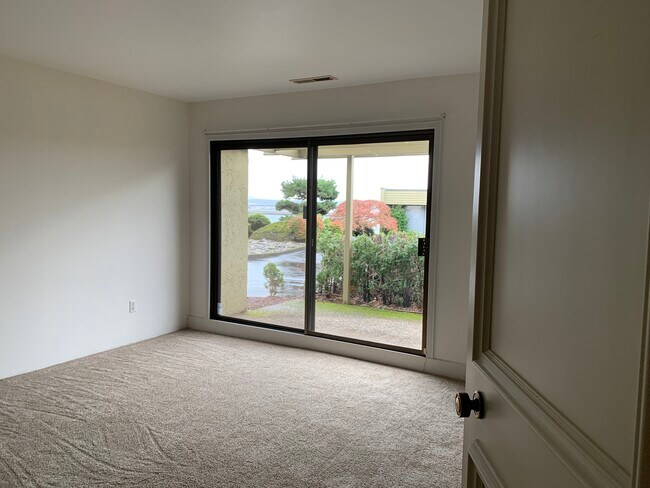 Building Photo - 6900 SE Riverside Dr