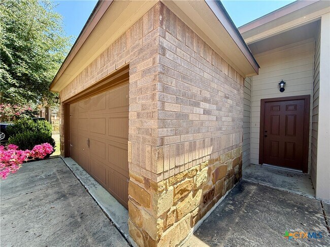 Building Photo - 424 Jack Rabbit Ln