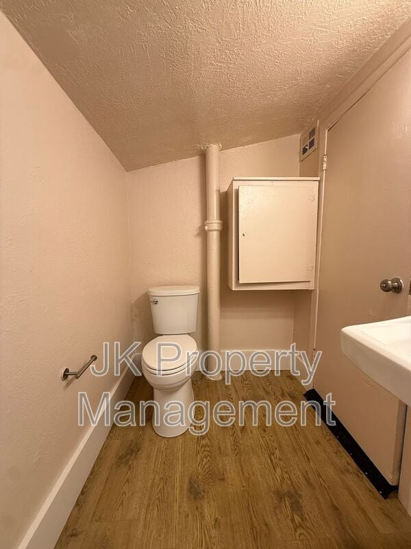 Building Photo - 413 6th St S