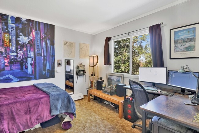 Building Photo - Preleasing Now! Available early August! 7 Bed, 2.5 Bath House!