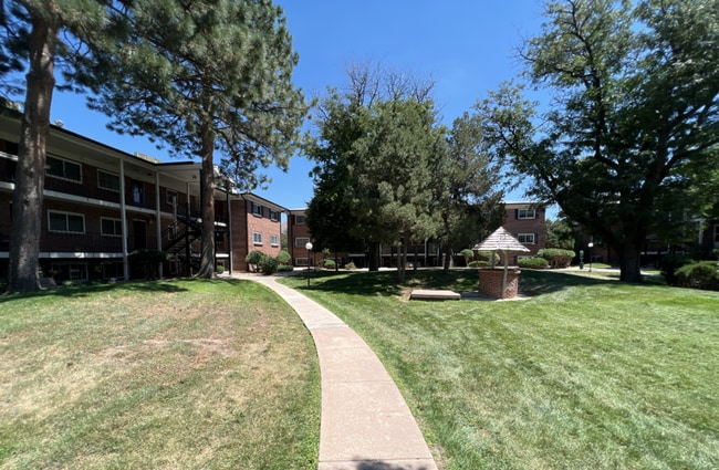 Building Photo - 3 Bedroom 2 Bathroom Condo Near Leetsdale and Monaco