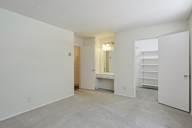 Building Photo - 4800 Williamsburg Ln
