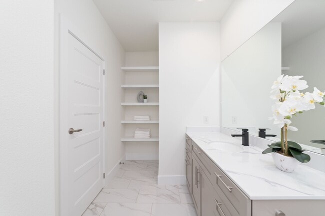 Building Photo - 11916 S Hoa Sen Cir